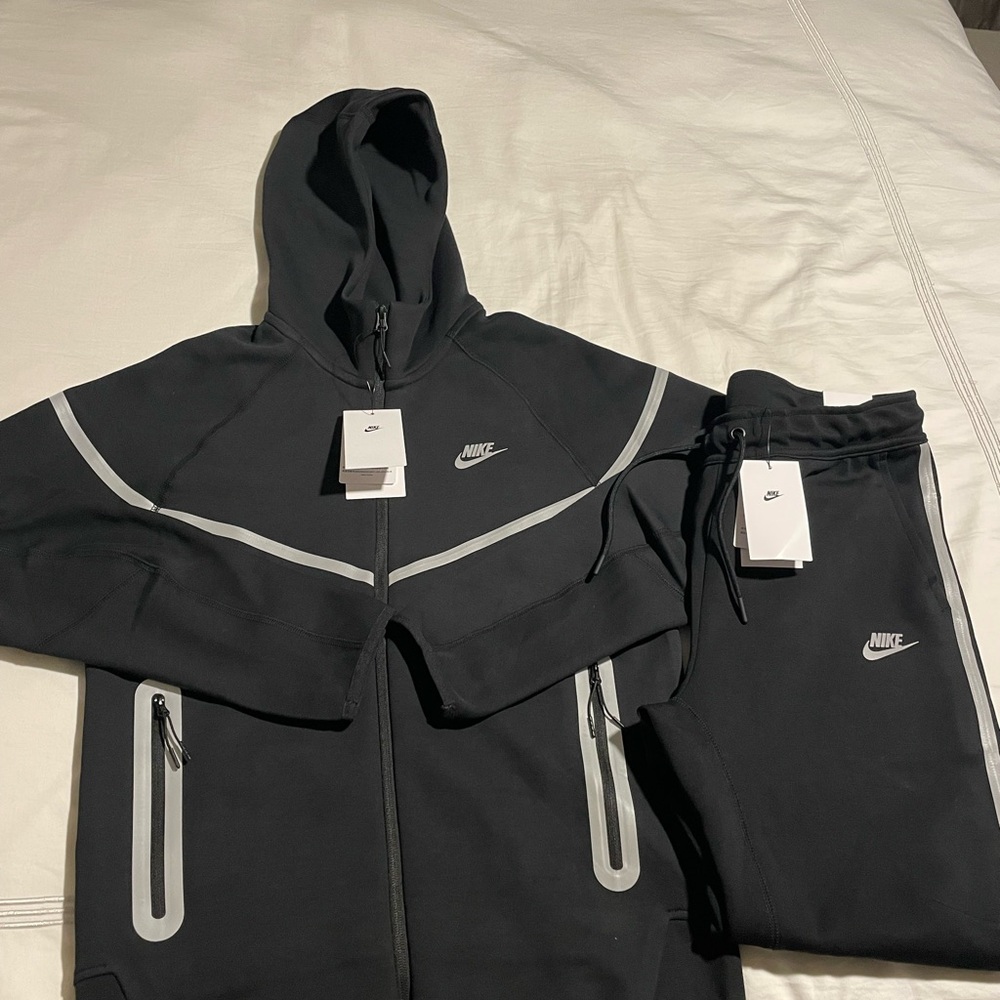 NIKE TECH REFLECTIVE SET SIZE MEDIUM